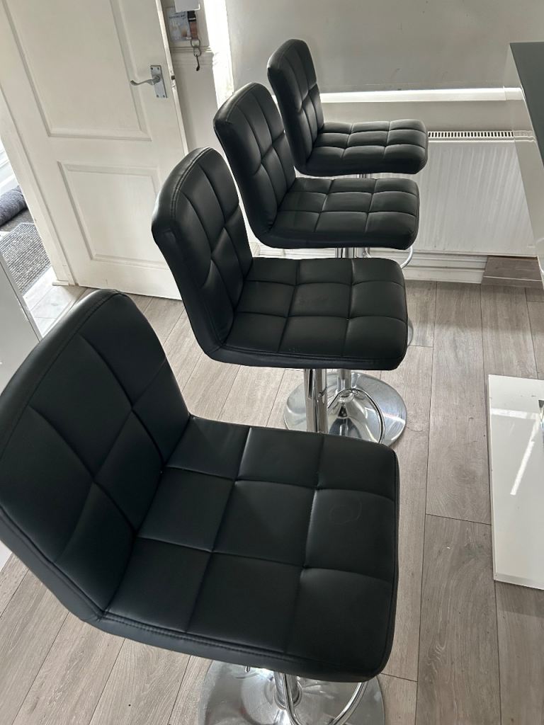 4 Bar Stools 
