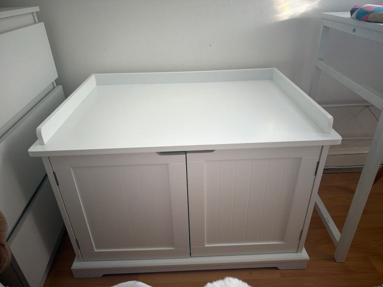 Cat litter box enclosure