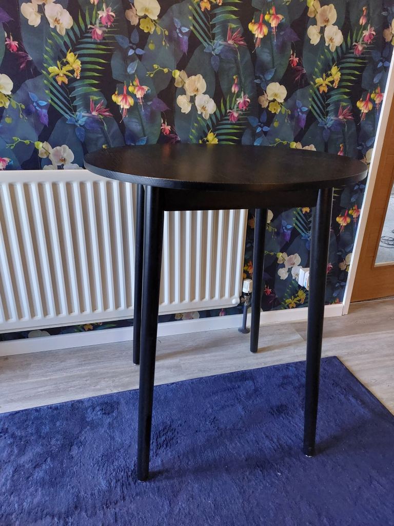 Round bar style table (black)