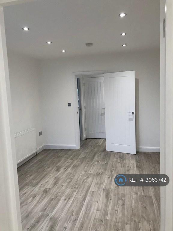 2 bedroom flat in Beechwood Avenue, Ruislip, HA4 (2 bed) (#3063742)