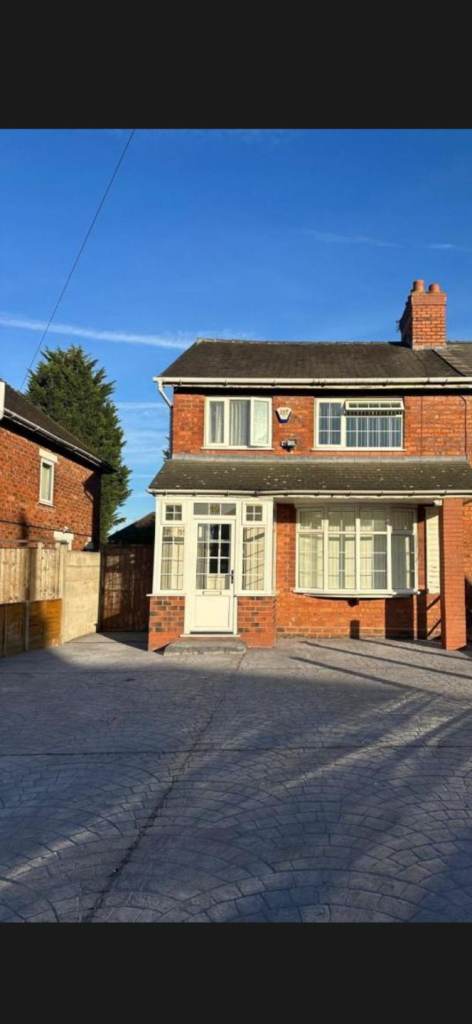 3 bedroom Semi-detached large driveway 