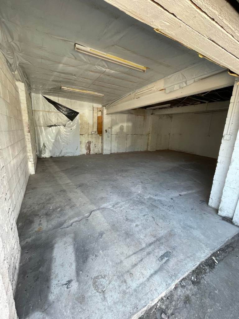 Large workshop/storage unit to let Salford - running water and electric 