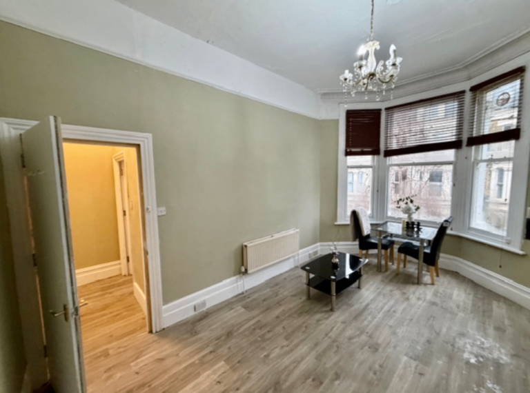Bargain One Bedroom flat with Balcony to Rent in Kensington - DSS Considered