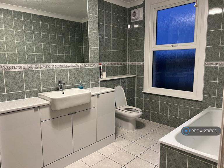 3 bedroom house in Cecil Road, Rochester, ME1 (3 bed) (#2711702)