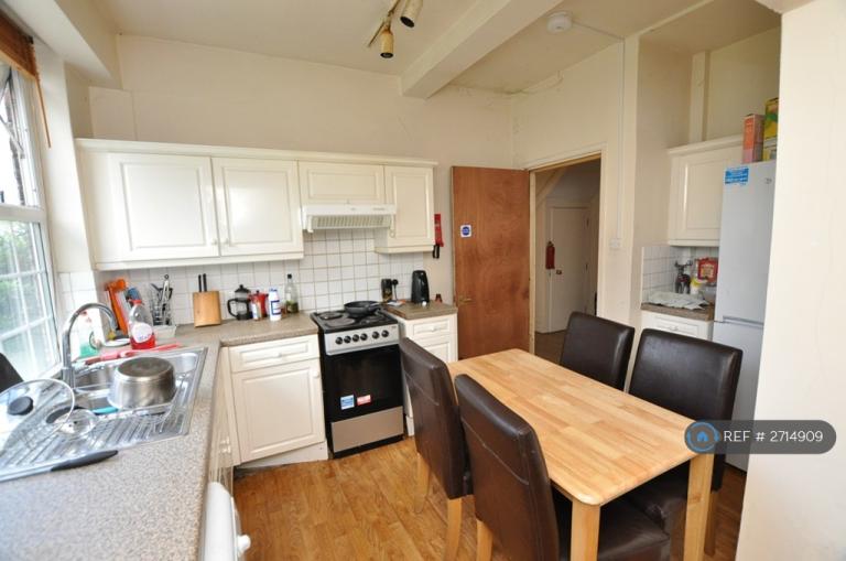 5 bedroom house in Finchley Lane, London, NW4 (5 bed) (#2714909)