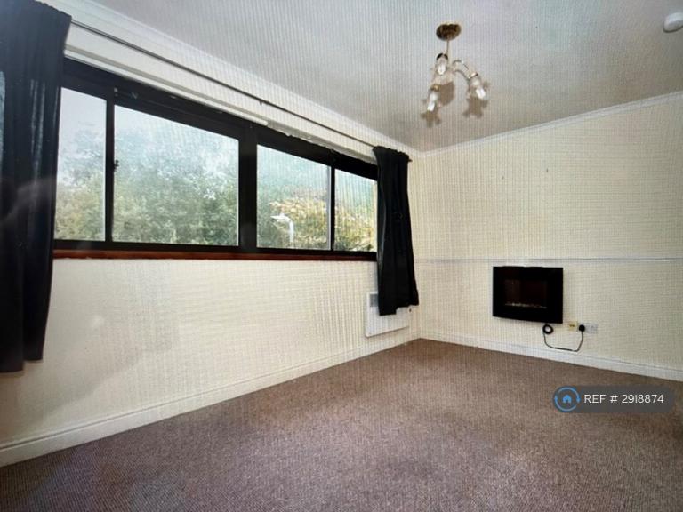1 bedroom flat in Ivel Court, Yeovil, BA21 (1 bed) (#2918874)