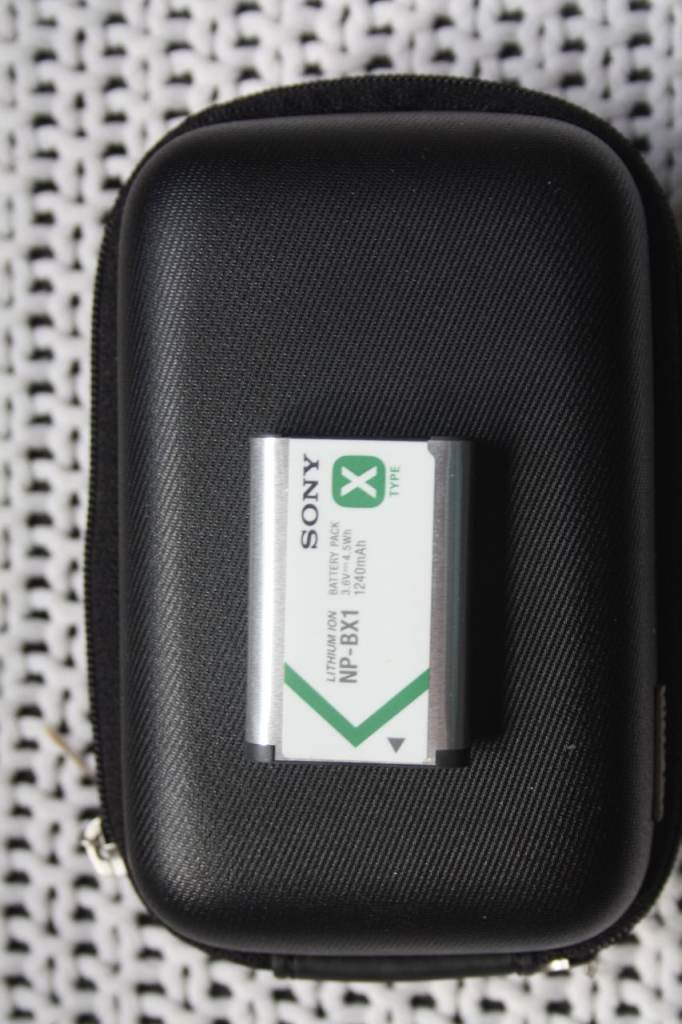 Brand new, Sony rx100 series hard camera case and genuine sony battery 