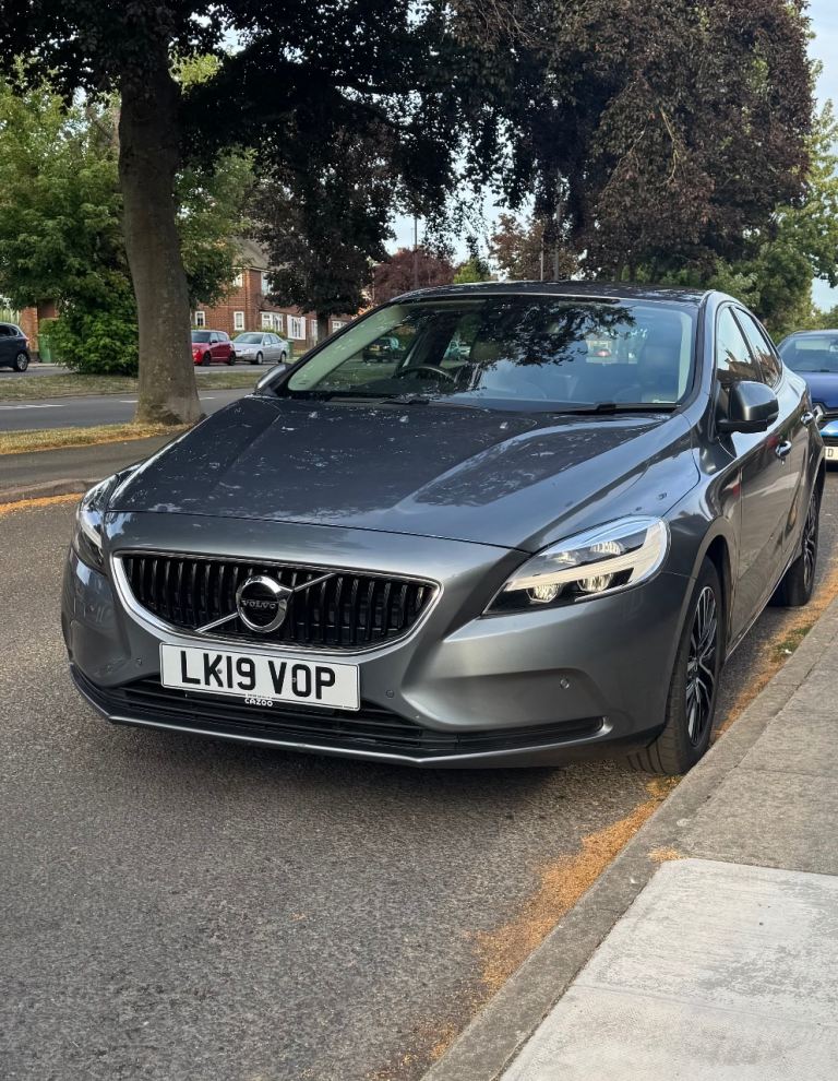 2019 Volvo V40 T2 (2.0) petrol – 40k Miles, Fresh MOT, Navigation.
