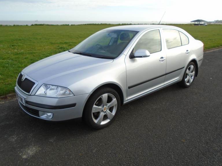 SKODA  OCTAVIA  1.6 Petrol Silver *1 OWNER*