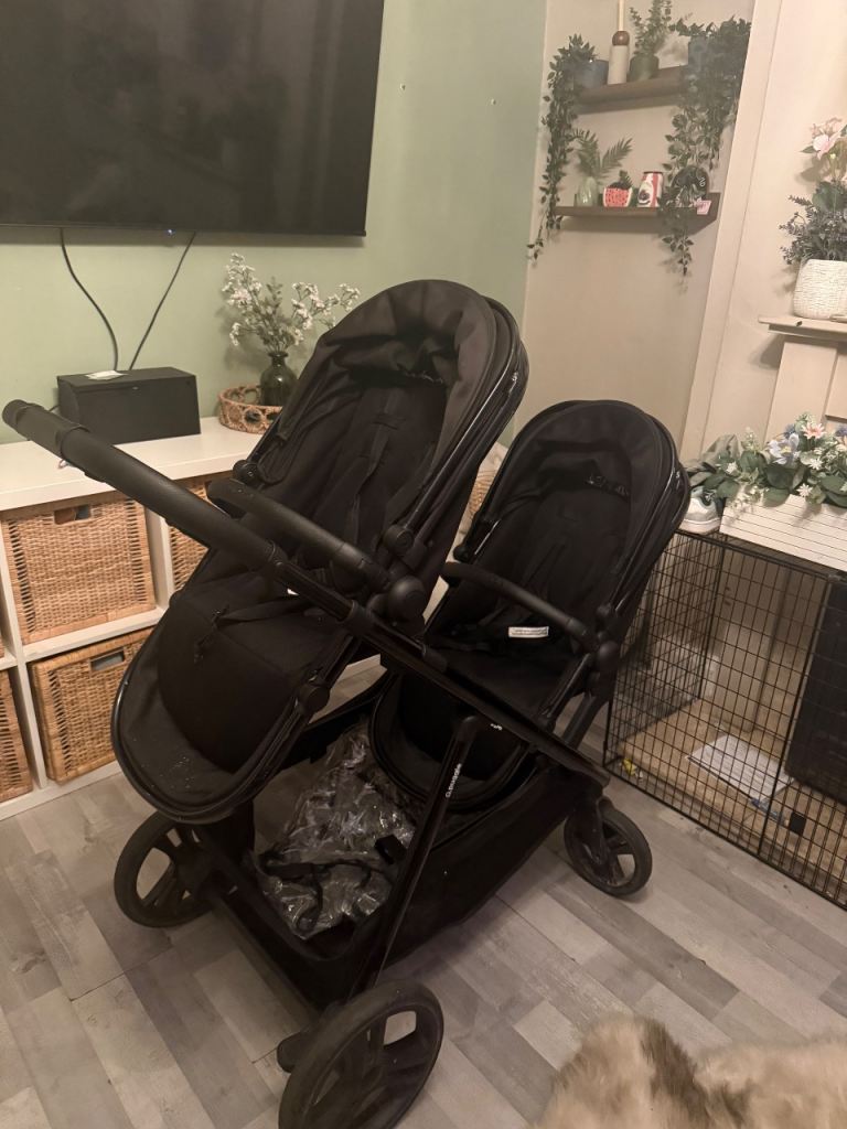 Puggle Double Pram with Bassinets and Footmuffs – Good Condition