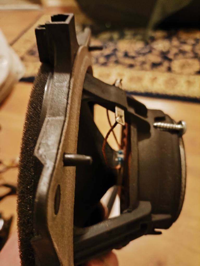 Kia Caren's 2017 front left door speaker 