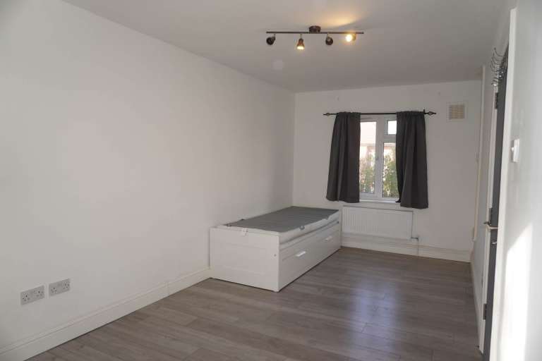 3 bedroom house in Carlyon Road, Wembley