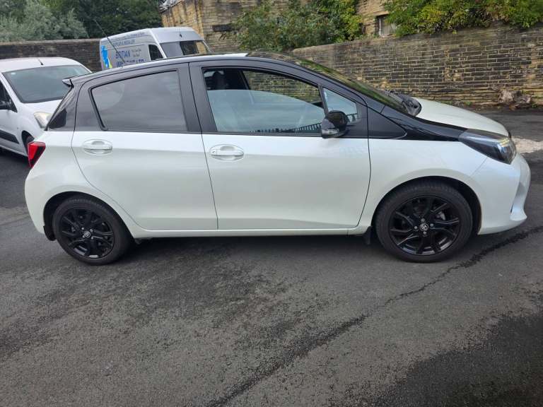 2016 Toyota Yaris 1.33 VVT-i Design 5dr HATCHBACK Petrol Manual