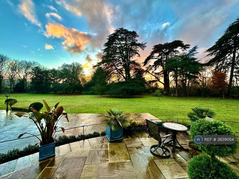 2 bedroom flat in Westhorpe House, Marlow, SL7 (2 bed) (#2639054)