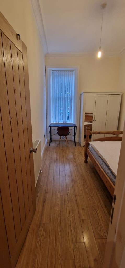 Clean Double Room within flat share in Holyrood, City Centre
