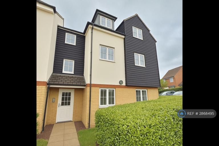 2 bedroom flat in Retreat Way, Chigwell, IG7 (2 bed) (#2868495)