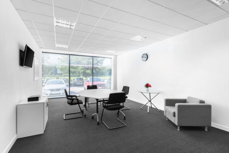 Manchester - M22 5TG \ Office Space for Rent with 4 Desks