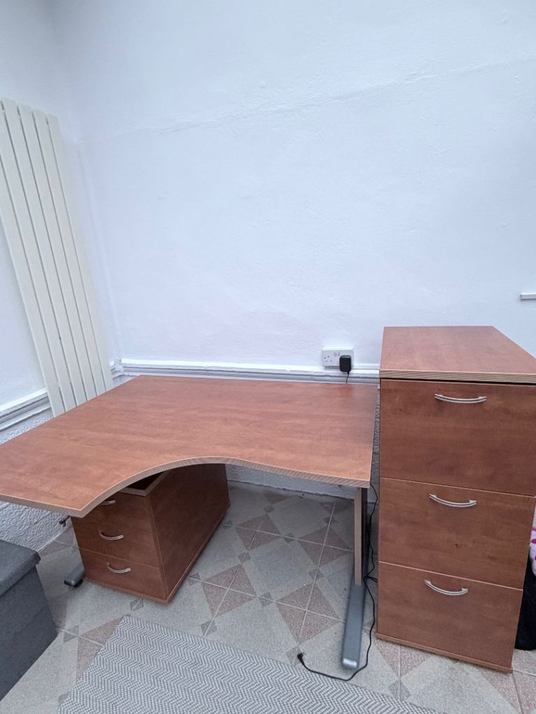 Desk with 2 sets of drawers 