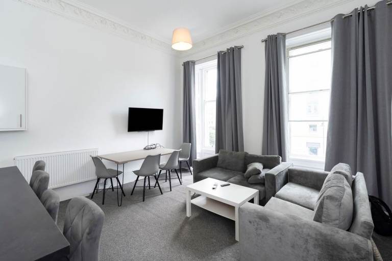 Recently refurbished, 5 bedroom, HMO flat with open-plan living/kitchen area – available NOW