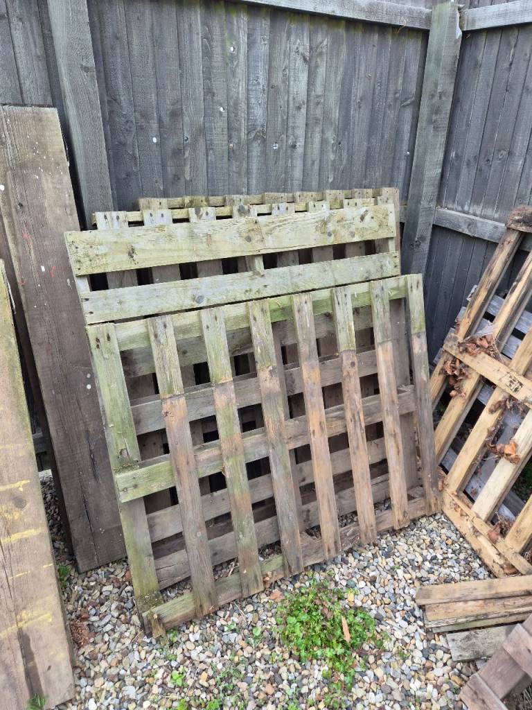 7 wooden pallets