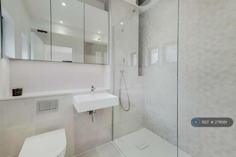 2 bedroom flat in High Street, Purley, CR8 (2 bed) (#2716181)