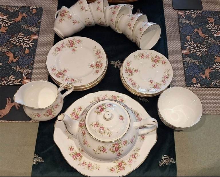 Duchess Bone China June Bouquet Pink Rose Floral Tea set cups plates & teapot 6
