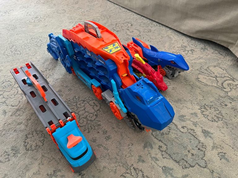 4 Hot Wheels City Ultimate Garage with Shark-themed Track – Good Condition
