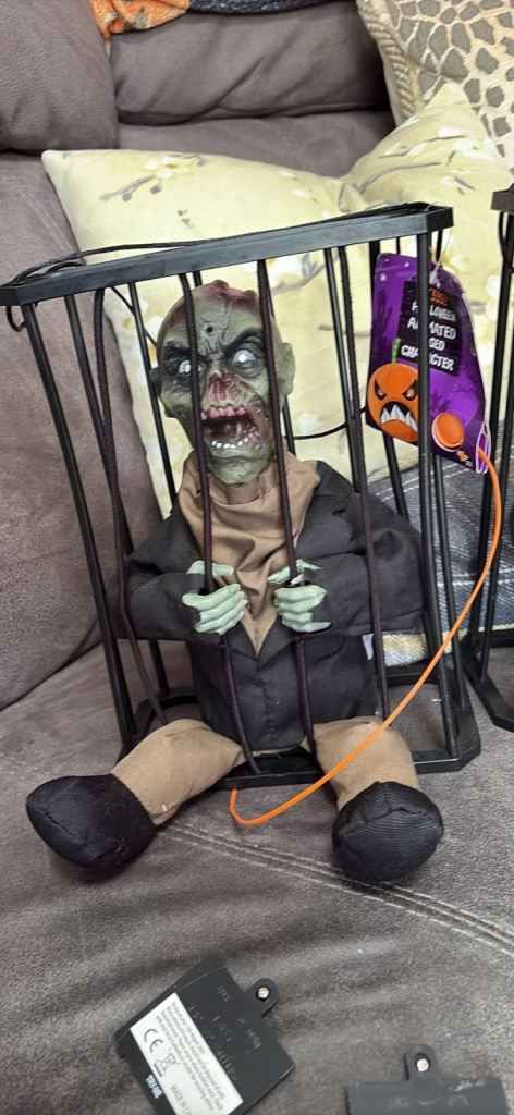 MOTION ACTIVATED ZOMBIE IN A CAGE BATTERY OPERATED HALLOWEEN HANGING DECORATION £5 each