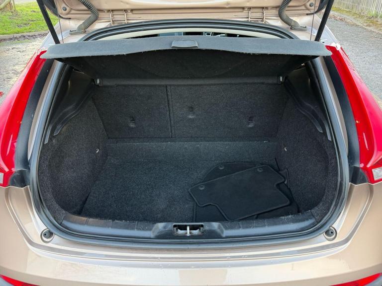 2015 Volvo V40 Cross Country 2.0 D4 Lux Nav Euro 6 (s/s) 5dr HATCHBACK Diesel Manual