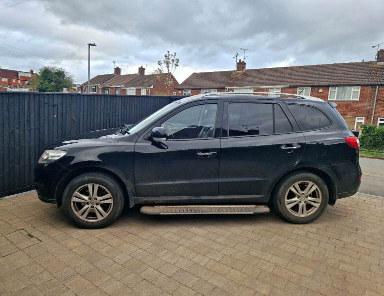 2011 Hyundai Santa Fe Premium Edition, 7 seats, Just Serviced.