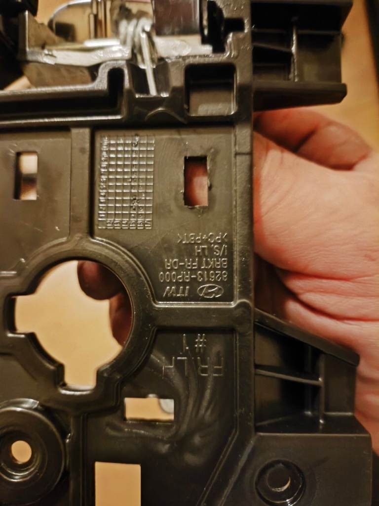 Kia Caren's 2017 front left door interior latch 