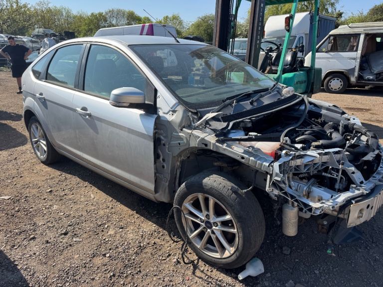 Ford focus mk2.5 1.6 petrol 2010 silver BREAKING FOR PARTS 