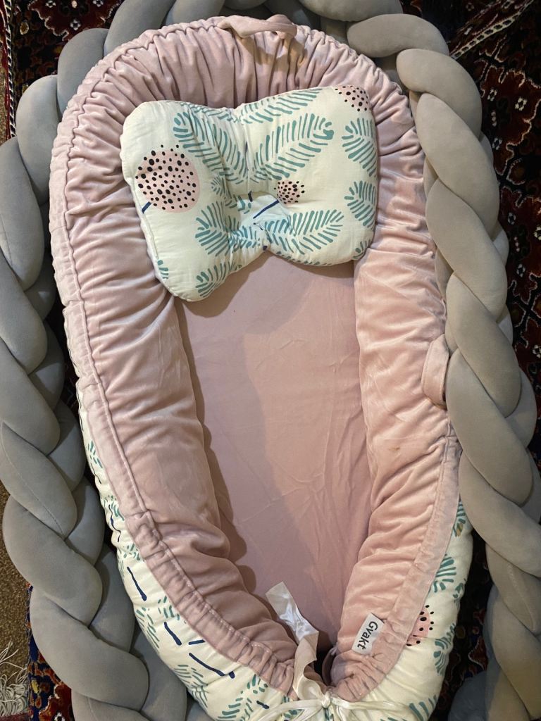Portable baby nest pod with baby pillow 
