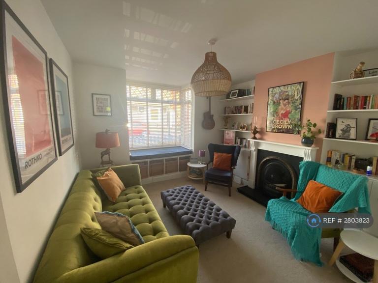 2 bedroom house in Lyndale Road, Redhill, RH1 (2 bed) (#2803823)