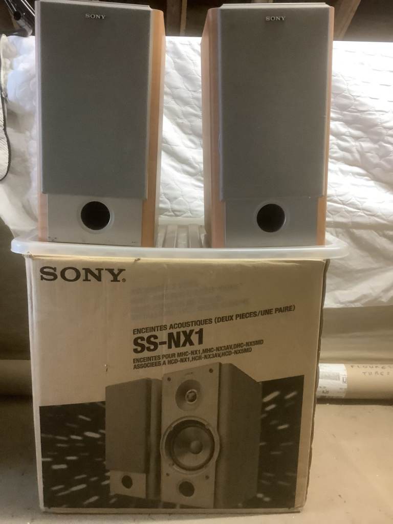 2 Sony Stereo speakers