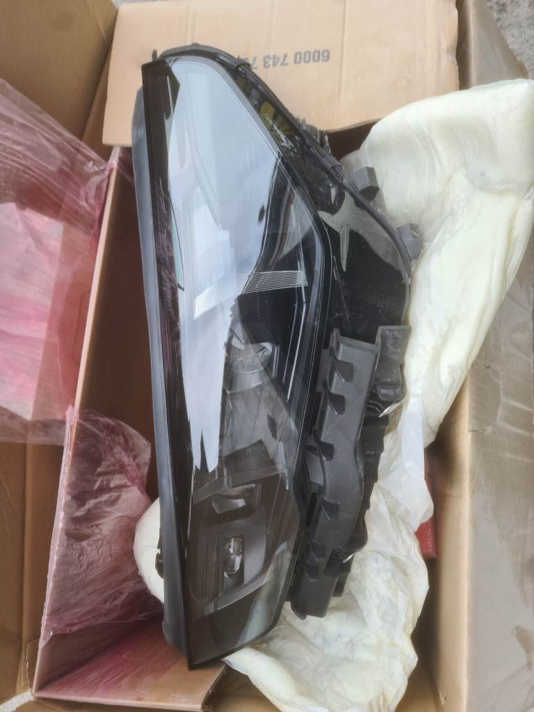 Bmw i4 passengers headlight
