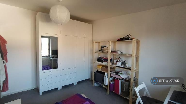 1 bedroom flat in Brent Road, London, E16 (1 bed) (#2712917)