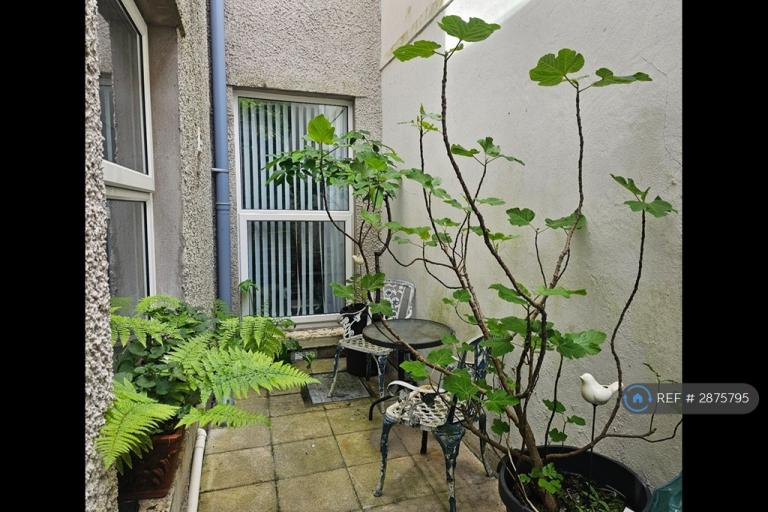 1 bedroom flat in Bryn Road, Swansea, SA2 (1 bed) (#2875795)