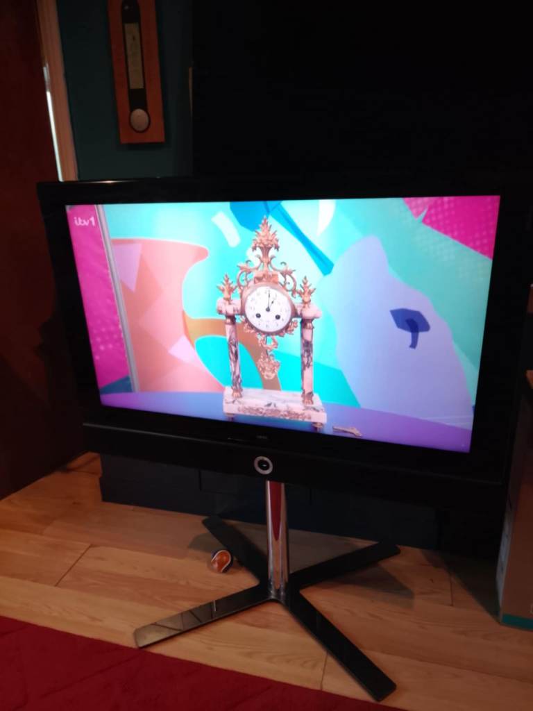 Loewe 40 TV With Motorised Stand & Remote
