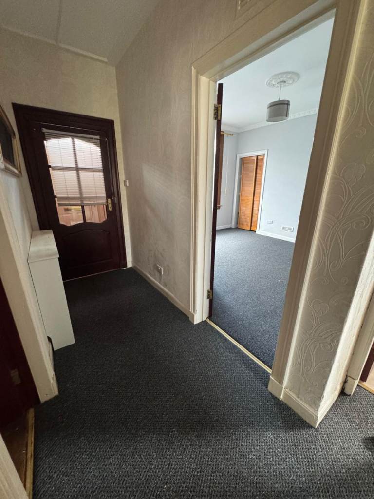 Spacious Fully Furnished Room in Beautiful Villa for Female Tenant – Bills Included