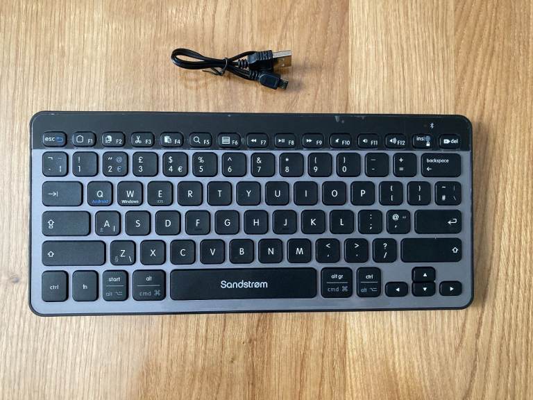 Sandstrom SKBSWITCH15 Wireless Keyboard – Like New