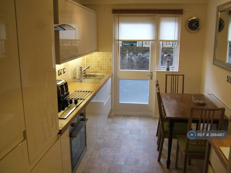 2 bedroom flat in Elephant And Castle, London, SE17 (2 bed) (#2884817)