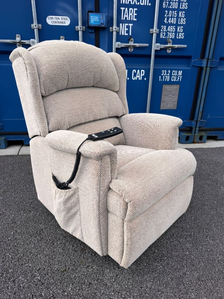HSL Riser Recliner Chair, fully reclining and lifting. Dual motor. it cost £2500