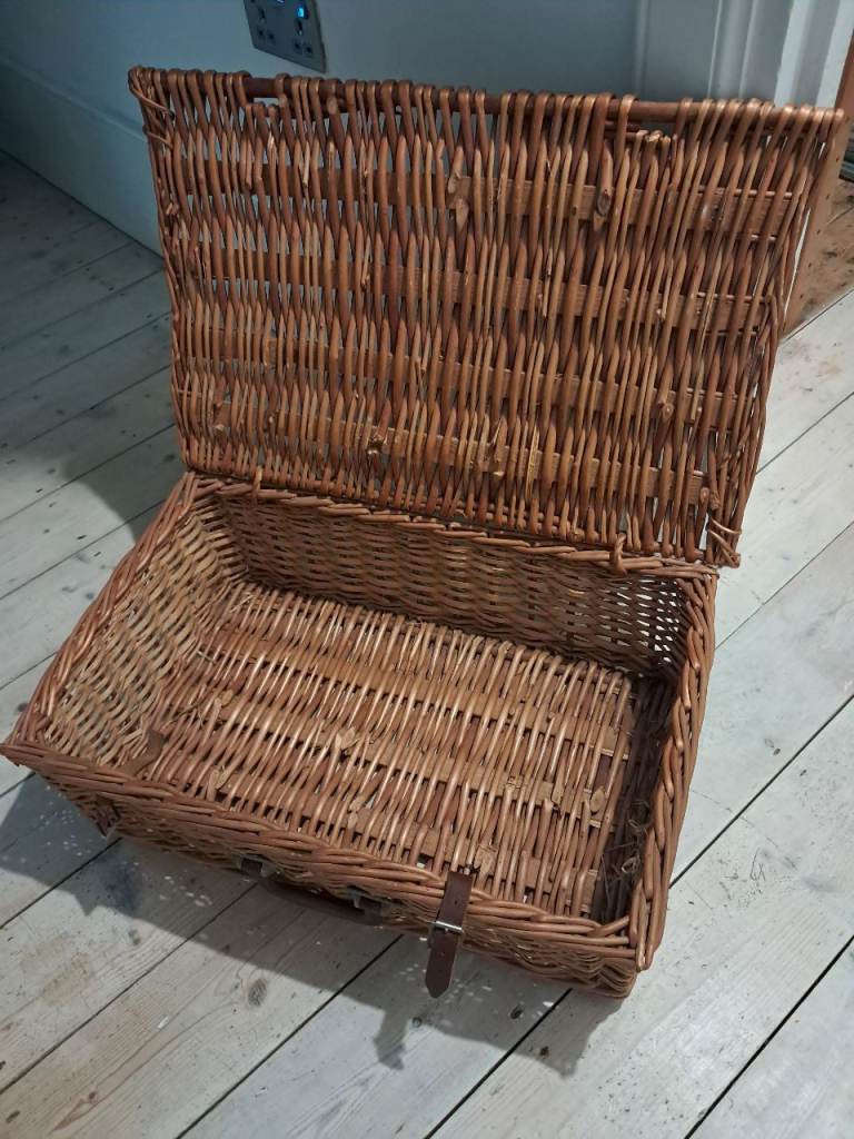 Picnic hamper basket