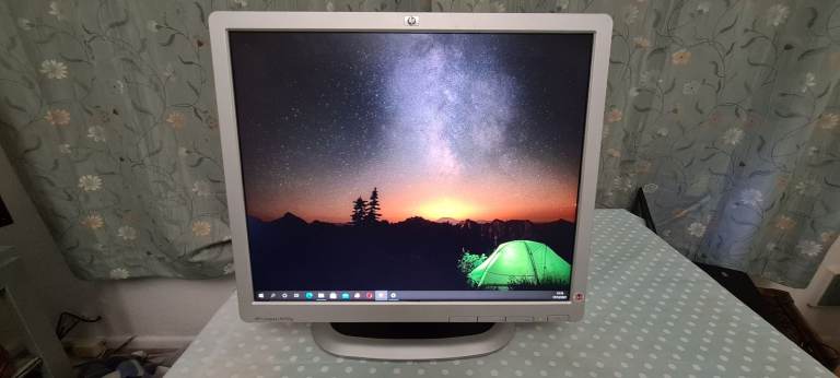 PROFESSIONAL ERGONOMIC FULLY ADJUSTABLE  COMPUTER MONITOR - hp LA1951g - Excellent!