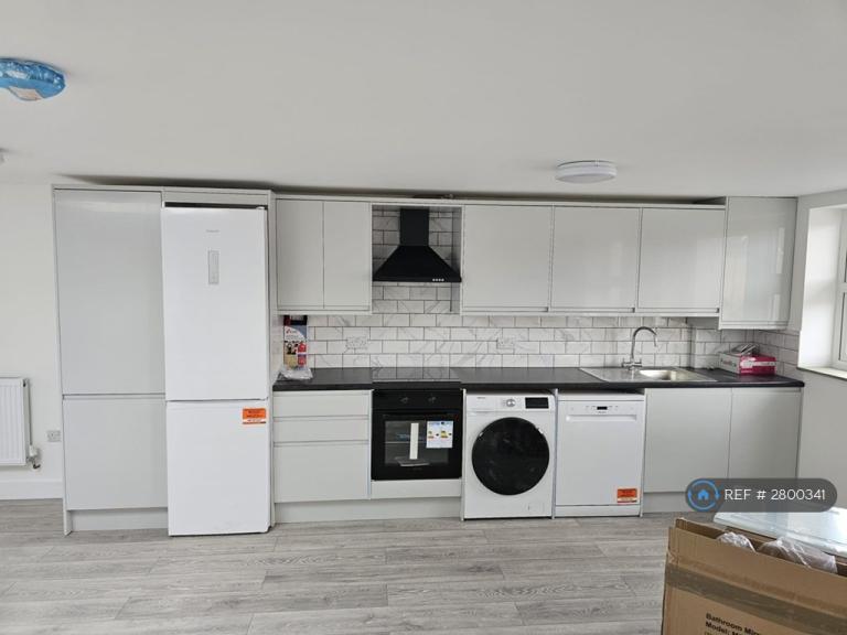 2 bedroom flat in High Street, Waltham Cross, EN8 (2 bed) (#2800341)