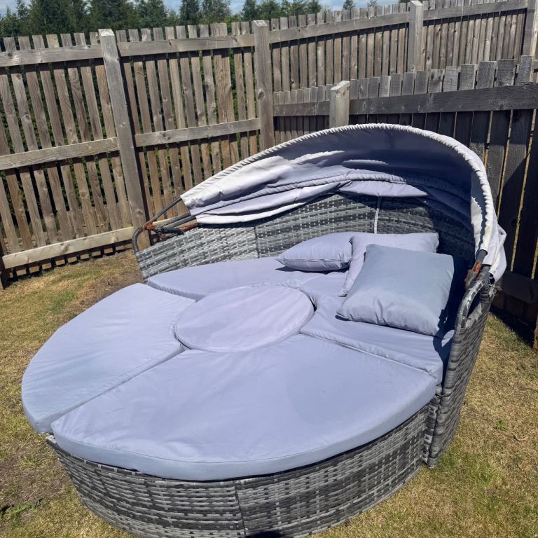 Good Condition Outdoor Grey Rattan Daybed with Retractable Canopy