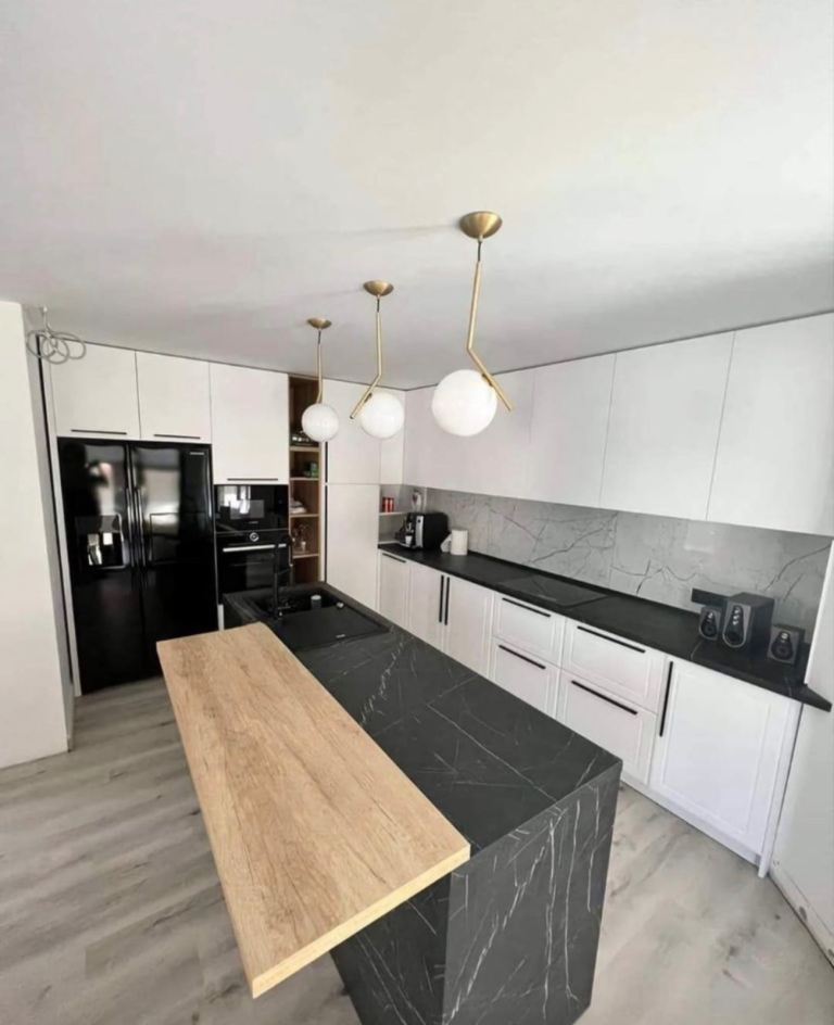 Builder / Bathroms / kitchen laminate floring / painting