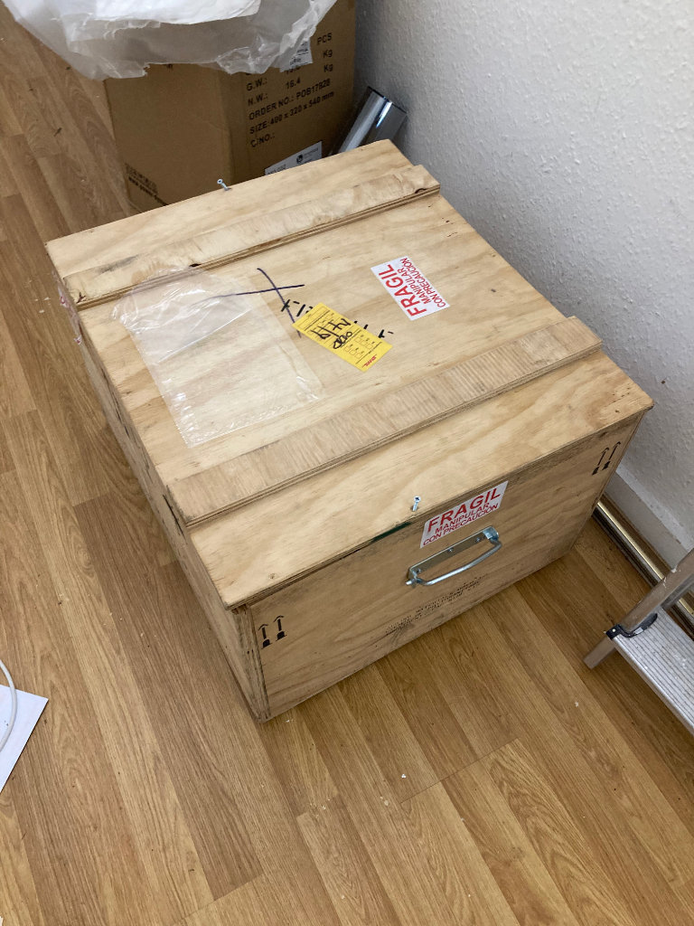 Shipment or storage box with lid and handles