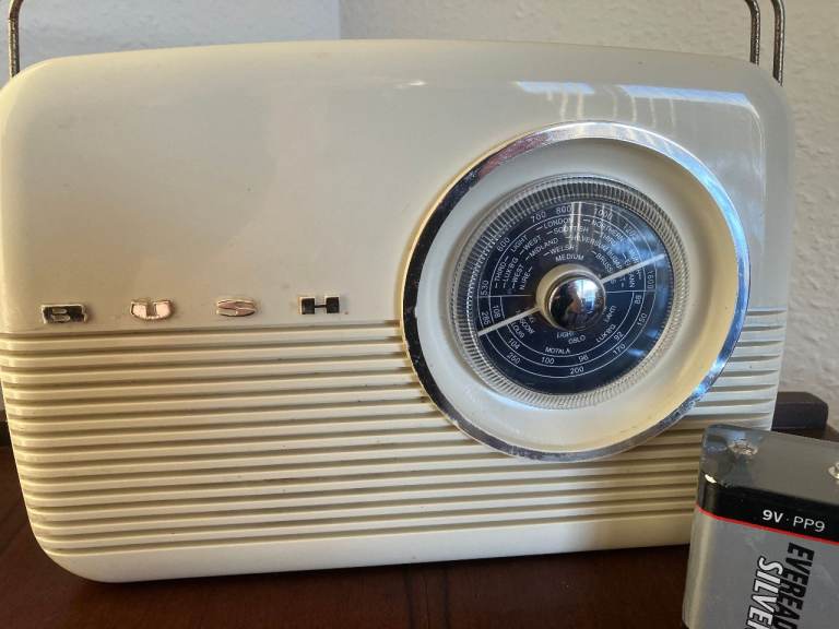 BUSH RETRO STYLE RADIO.